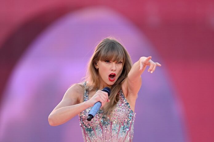 La cantante atrajo a más de 600.000 en su siete conciertos en Australia, en Melbourne y Sídney, donde su padre, Scott Swift, tuvo un percance con un paparazi que le acusó de haberle propinado un puñetazo en la madrugada del martes.