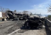 Carteles del narcotráfico queman vehículos en una batalla en la frontera sur de México