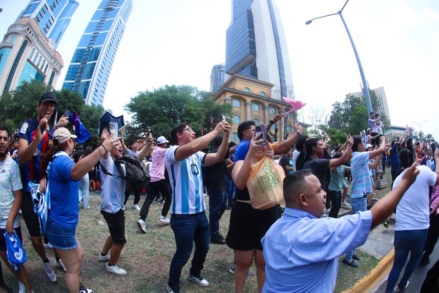 Aficionados esperan con camisetas la llegada del jugador del Inter Miami Leonel Messi (2)