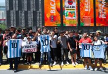 Aficionados esperan con camisetas la llegada del jugador del Inter Miami Leonel Messi (3)