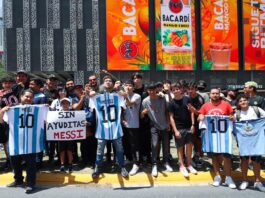 Cientos de mexicanos ovacionan a Messi a su llegada a Monterrey Aficionados esperan con camisetas la llegada del jugador del Inter Miami Leonel Messi (3)
