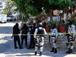 Agentes de la Guardia Nacional resguardan la zona donde fue asesinado el director de la Policía Vial Eduardo Chávez Manzanares
