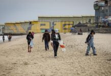 Ambientalistas recogen basuras el 20 de abril de 2024 en las principales playas en Tijuana, Baja California (3)