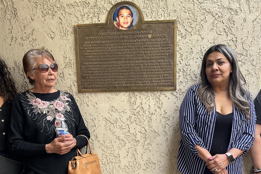 Araceli Rodríguez (d), madre del joven mexicano José Antonio Elena Rodríguez, y su abuela, Taide Elena