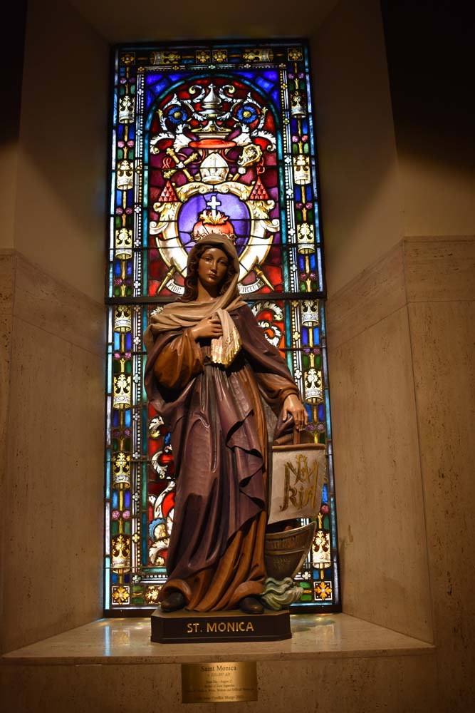 En su interior, los visitantes pueden admirar hermosos trabajos de arte religioso, incluidos vitrales que narran la historia del catolicismo en Am&eacute;rica, as&iacute; como un altar mayor magn&iacute;ficamente decorado.