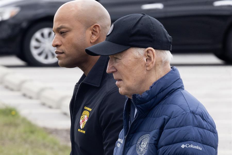 Biden visita el puente de Baltimore (1)