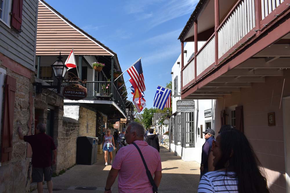 La Calle St. George en St. Augustine, Florida, es una pintoresca y vibrante arteria peatonal que se encuentra en el coraz&oacute;n del distrito hist&oacute;rico de la ciudad m&aacute;s antigua de Estados Unidos.