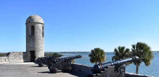 A lo largo de su historia, el castillo ha servido diversos propósitos, desde una fortificación militar hasta una prisión, y ahora se encuentra como un sitio de importancia histórica para visitantes de todo el mundo.
