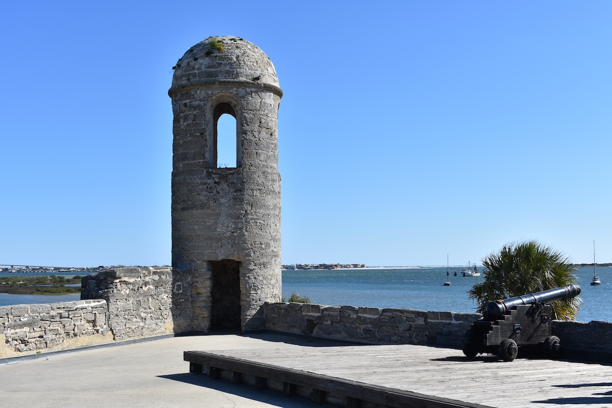 A lo largo de su historia, el castillo ha servido diversos prop&oacute;sitos, desde una fortificaci&oacute;n militar hasta una prisi&oacute;n, y ahora se encuentra como un sitio de importancia hist&oacute;rica para visitantes de todo el mundo.