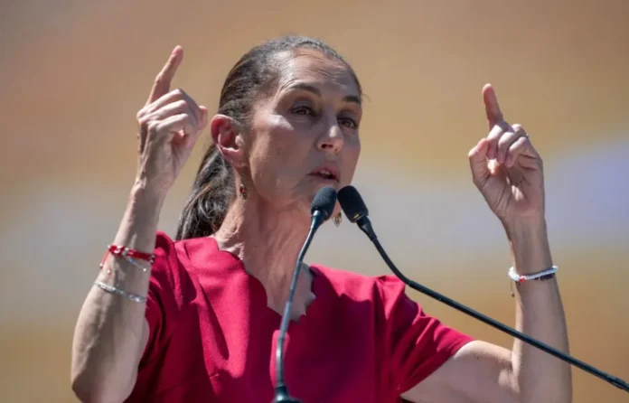 De acuerdo con el sondeo, el 76,6 % de las personas están dispuestas a observar el debate entre la oficialista Claudia Sheinbaum y sus opositores Xóchitl Gálvez, de Fuerza y Corazón por México, y Jorge Álvarez Máynez, de Movimiento Ciudadano (MC), mientras que el restante 23,4 % afirmó que no lo verá.