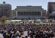 La Universidad de Columbia impartirá clases virtuales hoy ante protestas propalestinas Decenas de estudiantes a favor de Palestina realizan una sentada este viernes, en el campus de la Universidad de Columbia (5)