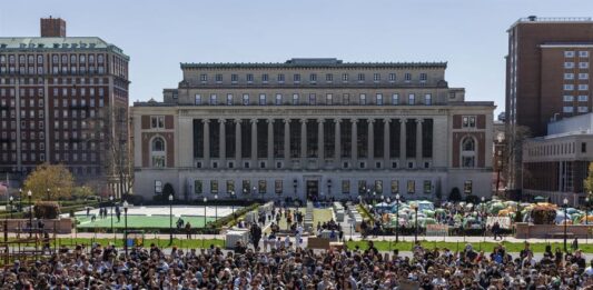 Decenas de estudiantes a favor de Palestina realizan una sentada este viernes, en el campus de la Universidad de Columbia (5)