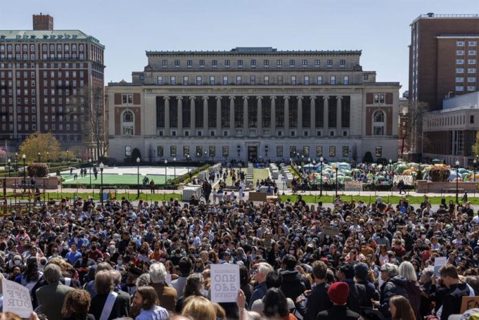 Decenas de estudiantes a favor de Palestina realizan una sentada este viernes, en el campus de la Universidad de Columbia (5) Decenas de estudiantes a favor de Palestina realizan una sentada este viernes, en el campus de la Universidad de Columbia (5)