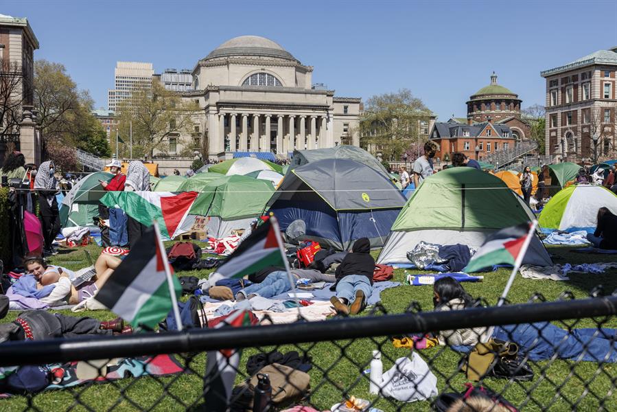 Decenas de estudiantes a favor de Palestina realizan una sentada este viernes, en el campus de la Universidad de Columbia (6)