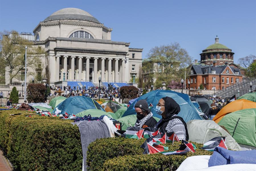 Decenas de estudiantes a favor de Palestina realizan una sentada este viernes, en el campus de la Universidad de Columbia (7)