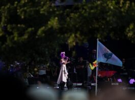 Denisse Guerrero del grupo Belanova se presenta en el Festival Tecate Pa´l Norte