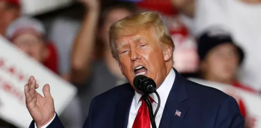 Para los demócratas, esta es otra muestra de que Trump "alienta la violencia" como ocurrió con el asalto del Capitolio de 2021, en el que una horda de sus acólitos atacó el Congreso para intentar frenar la ratificación de la victoria electoral de Biden.