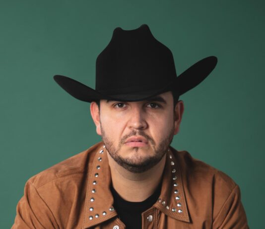 Edén Muñoz se pone "experimental" y lleva a Alejandro Sanz al regional mexicano