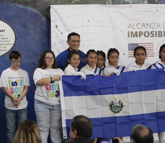 El astronauta estadounidense de origen salvadoreño Frank Rubio (c), posa junto a niños en el museo Tin Marín (2)