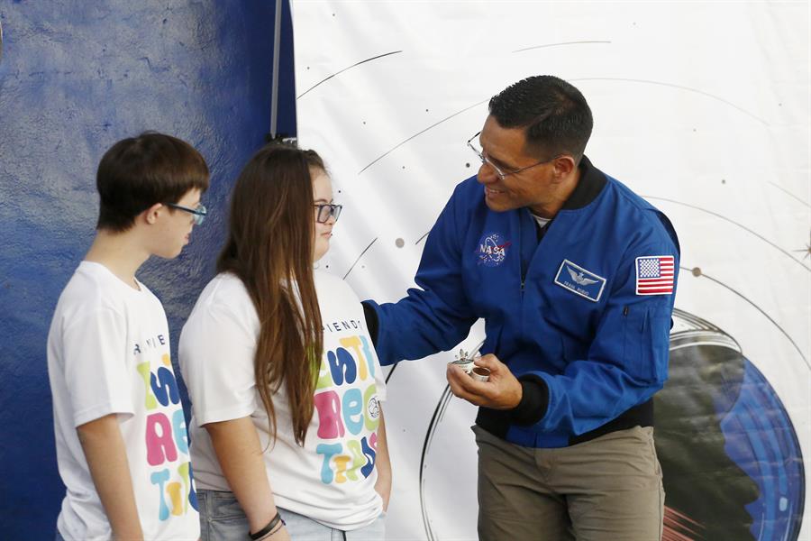 El astronauta estadounidense de origen salvadoreño Frank Rubio (c), posa junto a niños en el museo Tin Marín