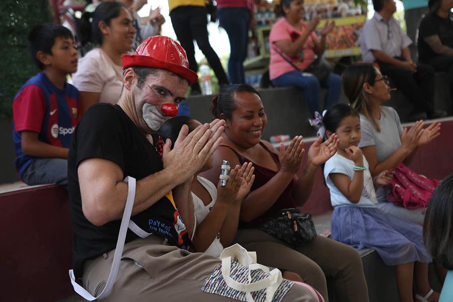 El grupo 'Payasos sin frontera' actúan frente a niños y adultos (2)