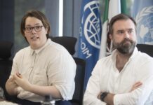El jefe de Misión Adjunto de Organización Internacional para las Migraciones México, Jeremy MacGillivray (d), acompañada de la representante del proyecto, Ángeles Medellín