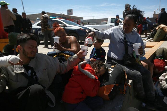 El migrante venezolano Carlos Meza (i) muestra su mano lesionada (2) El migrante venezolano Carlos Meza (i) muestra su mano lesionada (2)