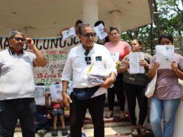 El párroco Heyman Vázquez Medina (i) y el director del Centro de Dignificación Humana, Luis Rey García Villagrán
