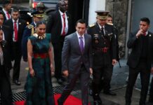 El presidente de Ecuador, Daniel Noboa (i), camina junto a la presidenta del Consejo Nacional Electoral (CNE), Diana Atamaint
