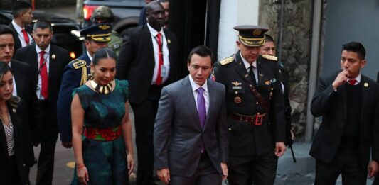El presidente de Ecuador, Daniel Noboa (i), camina junto a la presidenta del Consejo Nacional Electoral (CNE), Diana Atamaint