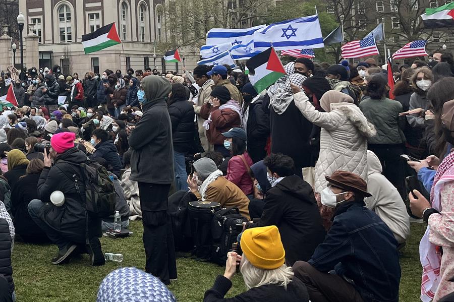 Estudiantes a favor de Israel se manifiestan en el campus de la Universidad de Columbia (1)