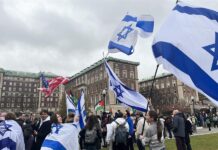 Estudiantes a favor de Israel se manifiestan en el campus de la Universidad de Columbia (2)