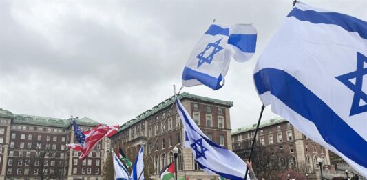 Estudiantes a favor de Israel se manifiestan en el campus de la Universidad de Columbia (2)