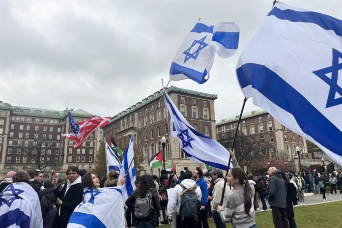 Estudiantes a favor de Israel se manifiestan en el campus de la Universidad de Columbia (2)
