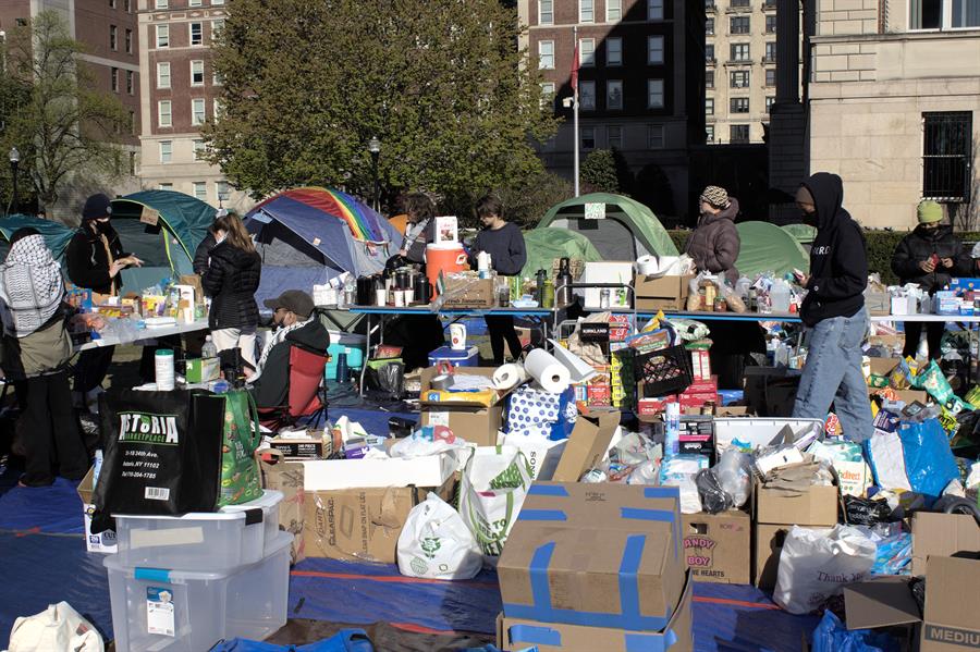 Estudiantes a favor de Palestina permanecen en un campamento este martes en el campus de la Universidad de Columbia (1)