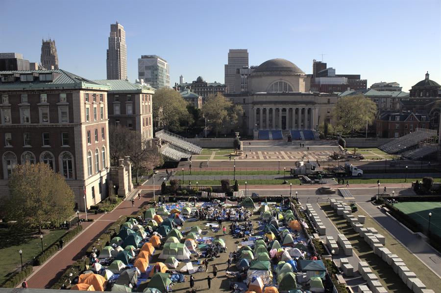 Estudiantes a favor de Palestina permanecen en un campamento este martes en el campus de la Universidad de Columbia (2)