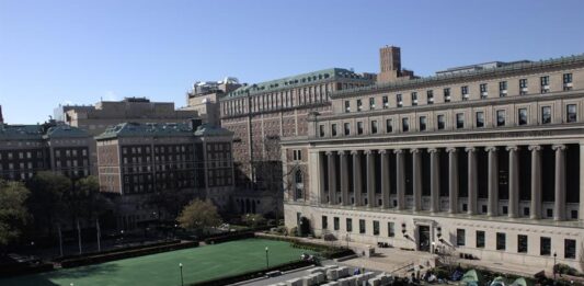 Estudiantes a favor de Palestina permanecen en un campamento este martes en el campus de la Universidad de Columbia