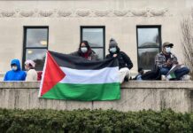 Estudiantes ondean una bandera de Palestina en una manifestación