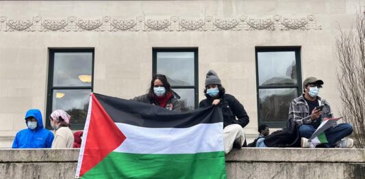 Estudiantes ondean una bandera de Palestina en una manifestación