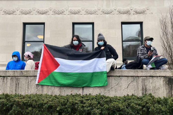 Estudiantes ondean una bandera de Palestina en una manifestación Estudiantes ondean una bandera de Palestina en una manifestación