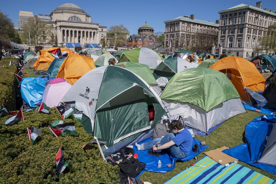 Estudiantes permanecen en un campamento instalado en el campus de la Universidad de Columbia (1)