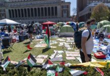 Estudiantes permanecen en un campamento instalado en el campus de la Universidad de Columbia (3)