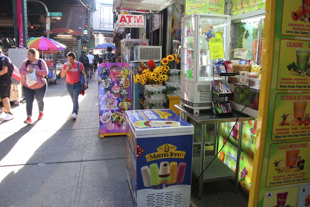  TIENDAS INVADIENDO LA VEREDA