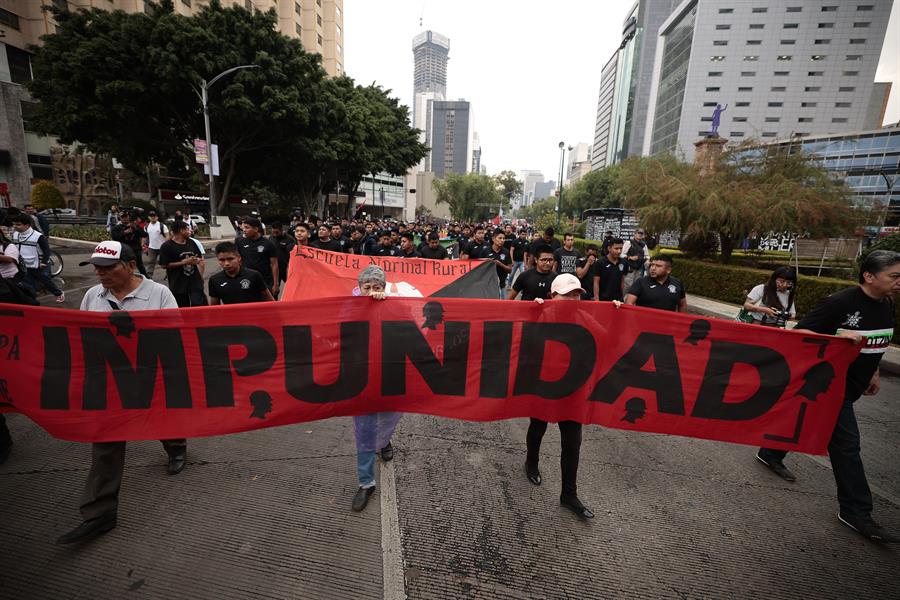 Familiares y simpatizantes de los 43 estudiantes desaparecidos de Ayotzinapa protestan (2)