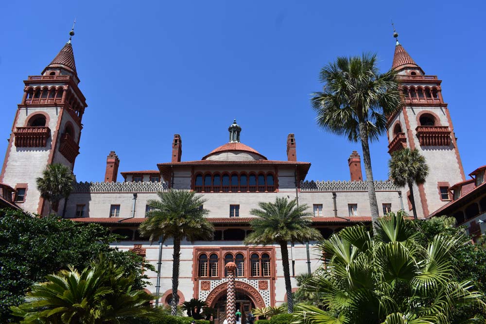 La arquitectura del Flagler College es un deslumbrante ejemplo del estilo renacentista espa&ntilde;ol, con detalles intrincados y una belleza est&eacute;tica que capta la esencia de una era pasada.