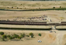 La localidad, que centra la disputa migratoria entre los gobiernos federal y estatal, a cargo del presidente Joe Biden y el gobernador Greg Abbott, respectivamente, realizó este lunes la ya tradicional ceremonia, a cargo de la Vigilia Fronteriza, una organización local sin fines de lucro.