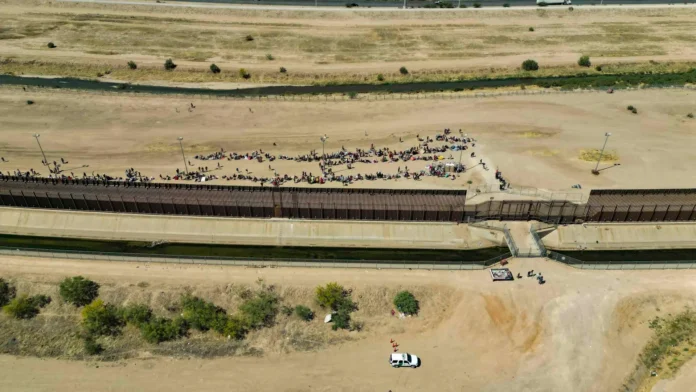 Frontera Mx EEUU La localidad, que centra la disputa migratoria entre los gobiernos federal y estatal, a cargo del presidente Joe Biden y el gobernador Greg Abbott, respectivamente, realizó este lunes la ya tradicional ceremonia, a cargo de la Vigilia Fronteriza, una organización local sin fines de lucro.