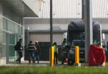 Funcionarios de la Embajada de México en Ecuador abordan el bus que los lleva hacia el avión en el que retornarán a su país