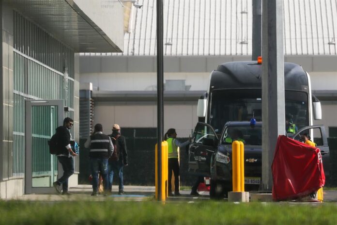 Funcionarios de la Embajada de México en Ecuador abordan el bus que los lleva hacia el avión en el que retornarán a su país
