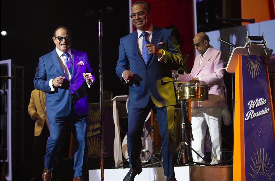 Gilberto Santa Rosa (c) y Tony Vega (i) act&uacute;an junto al timbalero Willie Rosario